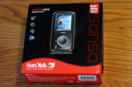 Unboxing The Sansa e270: Shes a looker! 060828 1a