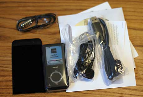 Unboxing The Sansa e270: Shes a looker! 060828 1c