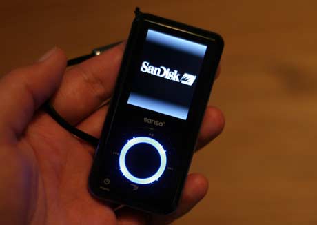 Unboxing The Sansa e270: Shes a looker! 060828 1e