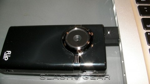 flip mino hd plugged slashgear 1 vn 480x271