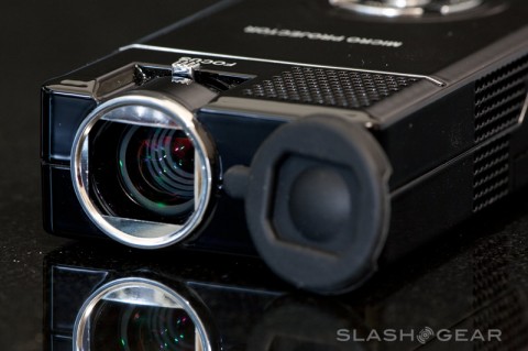 slasghgear-aaxa-pc-pico-projector-04 slasghgear aaxa pc pico projector 04 480x319
