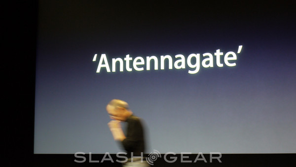 Apple: Antenna Problem is Real, Offers Free Cases