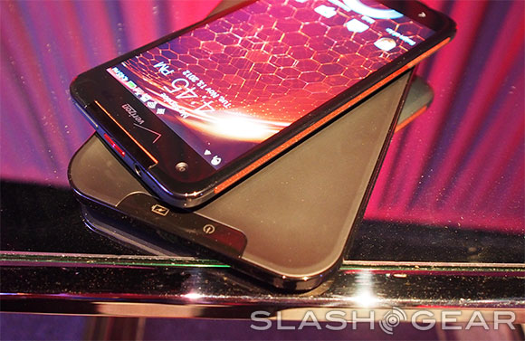 DROID DNA Wireless Charging Dock hands-on