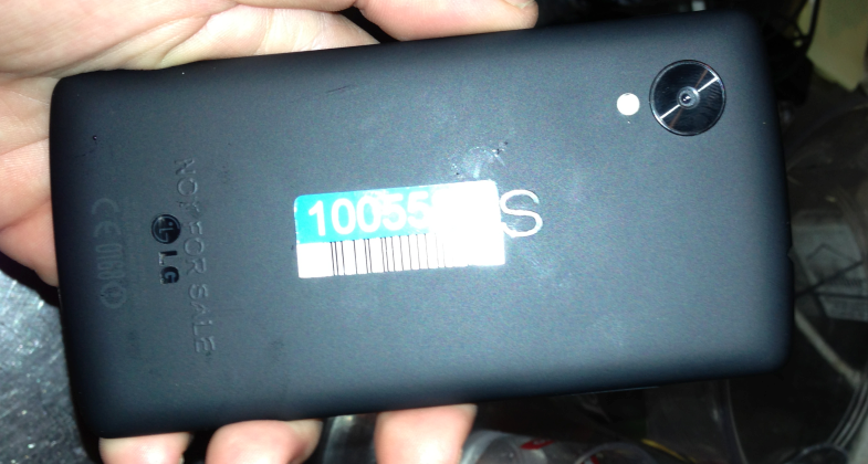 Nexus 5 photographed in a bar: LG G2 to the core