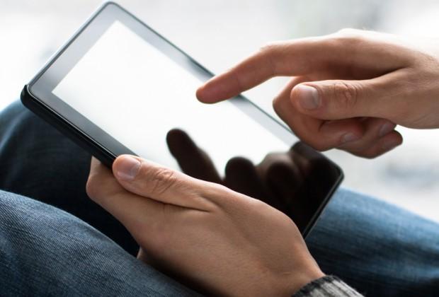 FAA ruling lets airline passengers power on devices below 10,000 feet