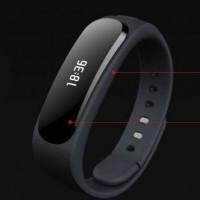 Huawei TalkBand B1 wearable packs pull-out headset