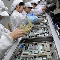 Apple said poaching HTC engineers for China tech push
