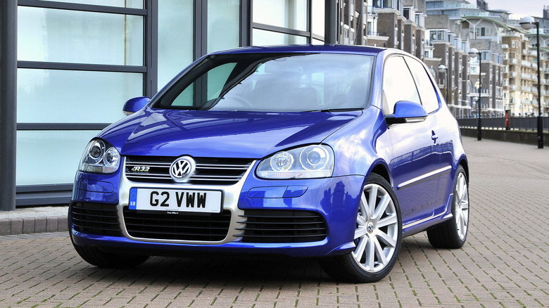 The Volkswagen R32 Mk5 in blue, front 3/4 view