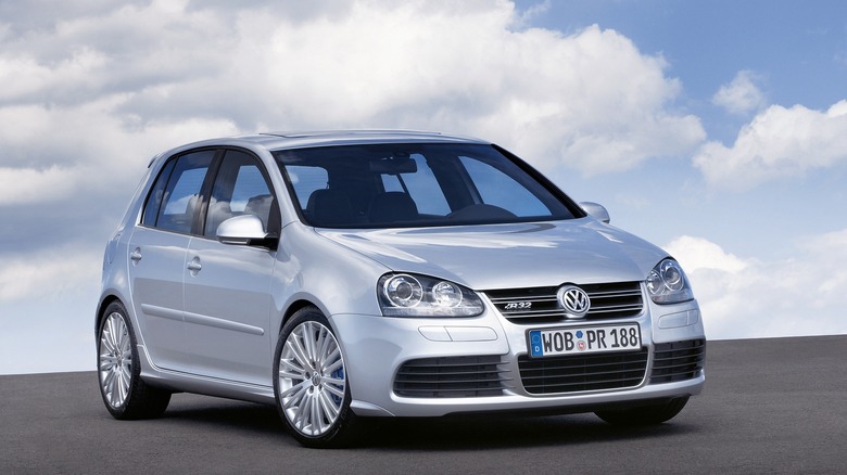 The Volkswagen Golf R32 in silver, front 3/4 view