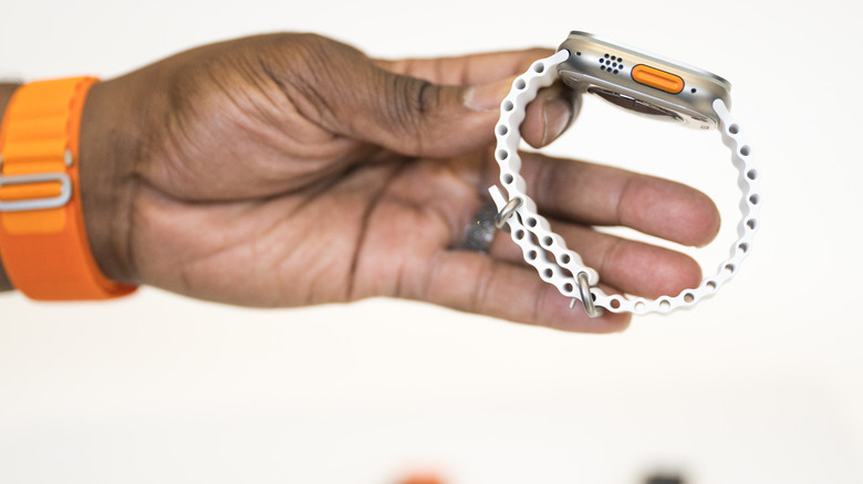 Apple Watch Ultra's microphone and speakers