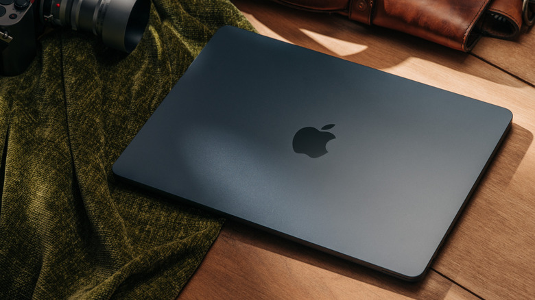 MacBook Air M5 kept on a wodden desk