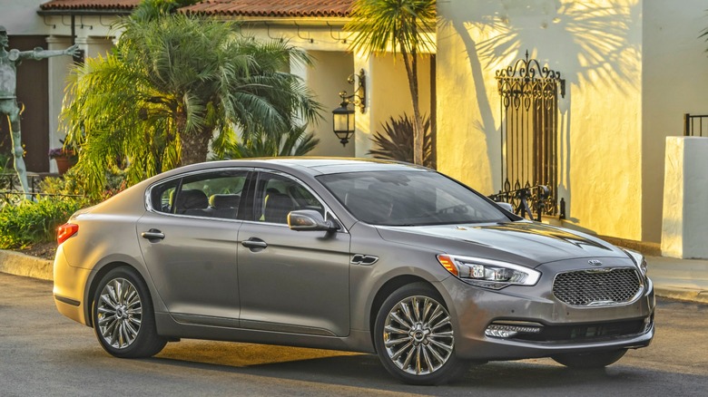 Gray Kia K900 parked in front of a house