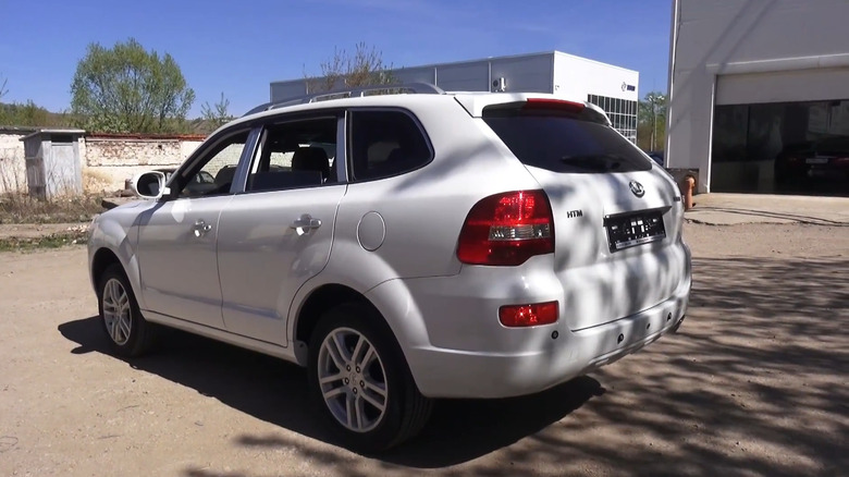 The back view of a Hawtai 35 that is remarkably similar to a 957 porsche cayenne