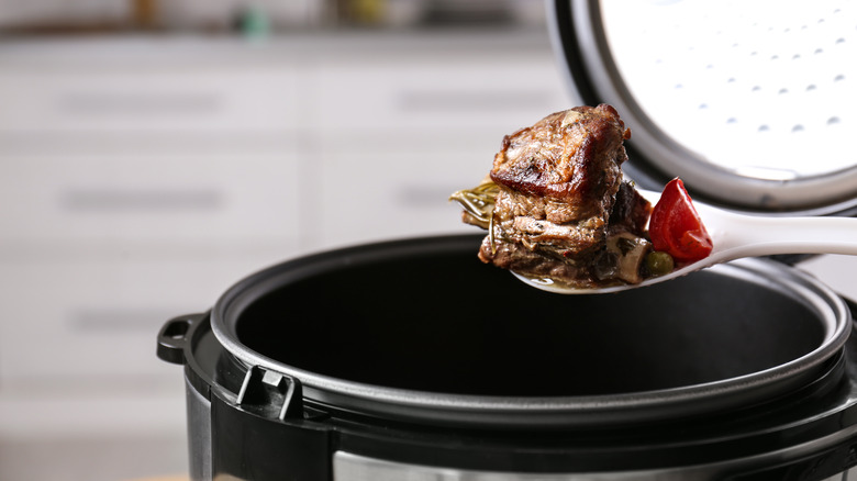 Slow cooker