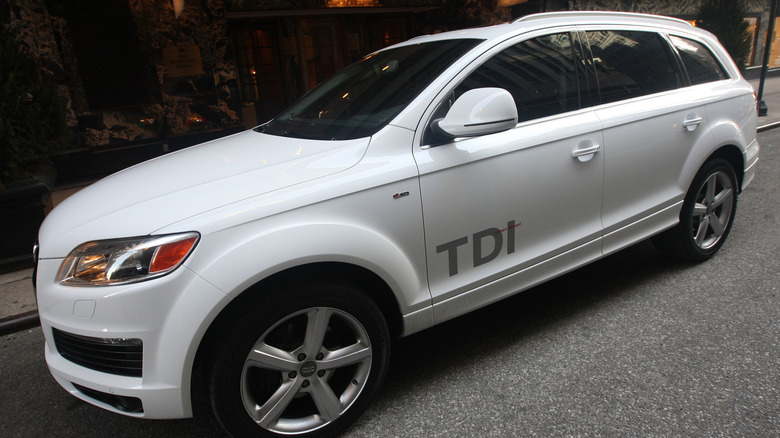 A photo of a 2009 Audi Q7 with the V12 TDI engine