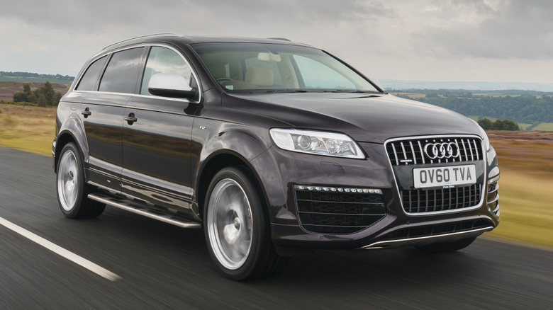 Audi Q7 V12 TDI at speed