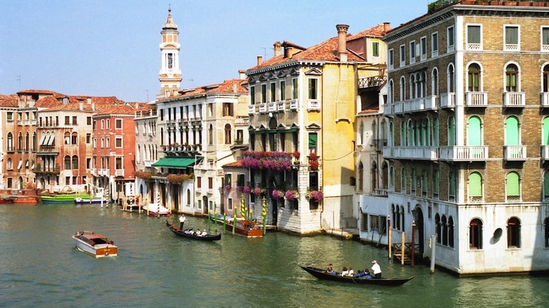 A canal with several buildings and boats in the water.