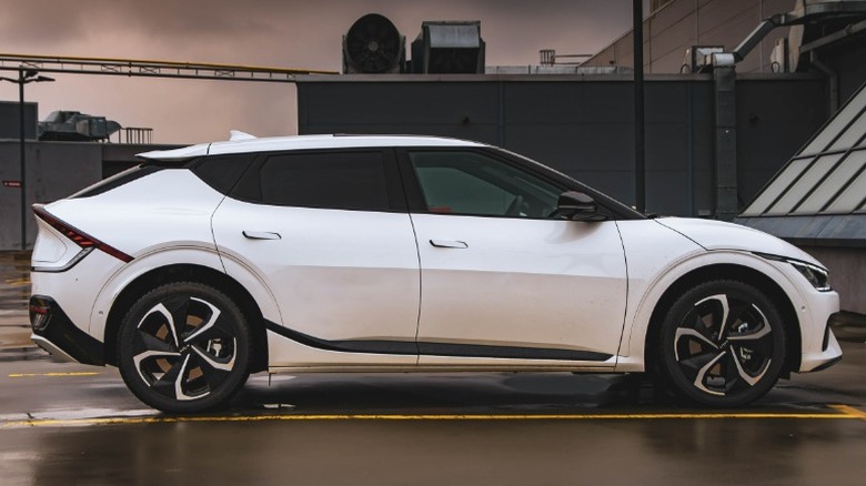White Kia EV6