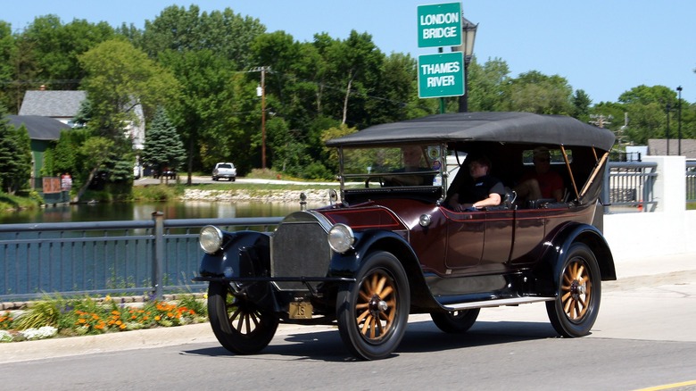 Pierce-Arrow Model 66 on the road
