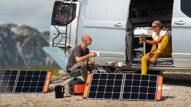Charging solar panels with a power station outside the camper.