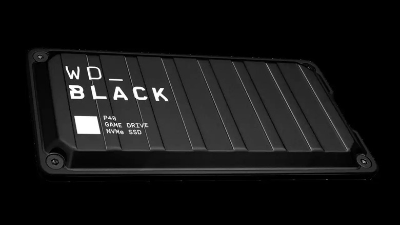O SSD WD_Black P40 em um fundo preto. 