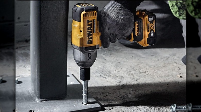 Using impact wrench to fasten screws