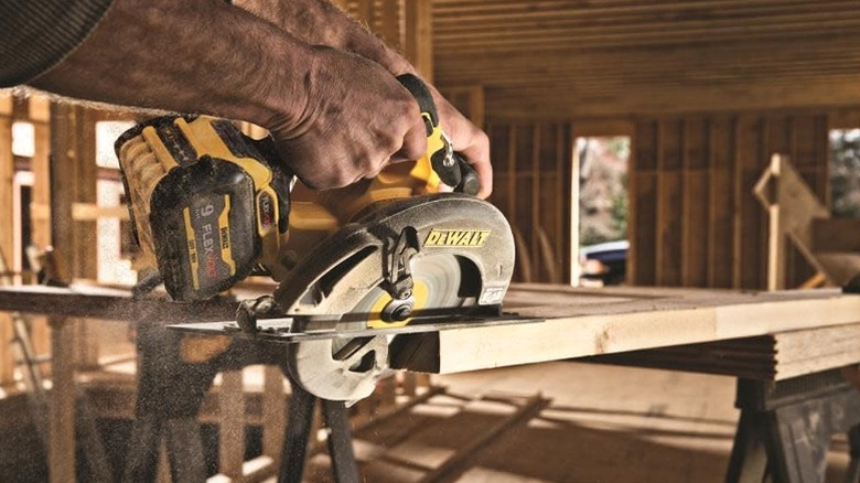 Cutting wood with the circular saw