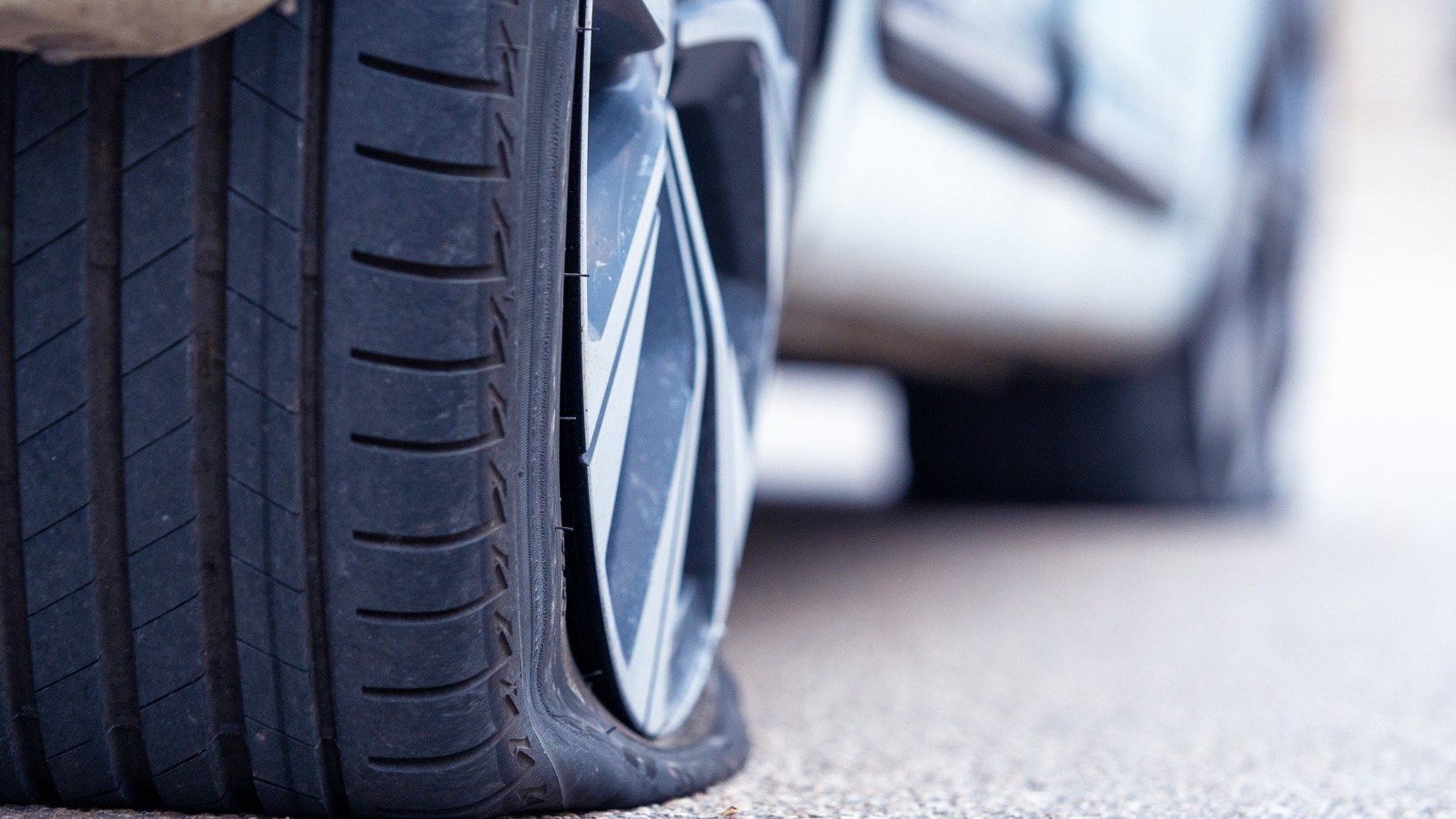 10 Items To Keep In Your Car In Case You Get A Flat Tire - Vimarsana News
