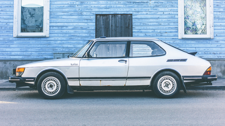 Saab 900 Turbo parked by Estonian house