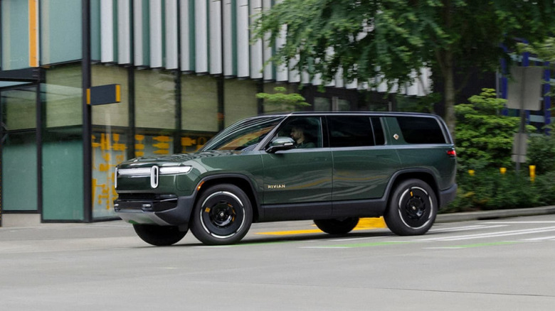 2025 Rivian R1S front 3/4 view urban street driving