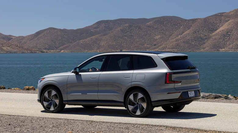 2025 Volvo EX90 rear 3/4 view