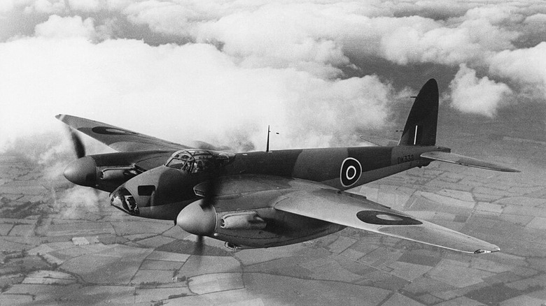 Air-to-air opname van een De Havilland DH.98 Mosquito