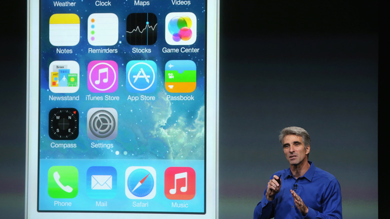 Craig Federighi gives ios presentation