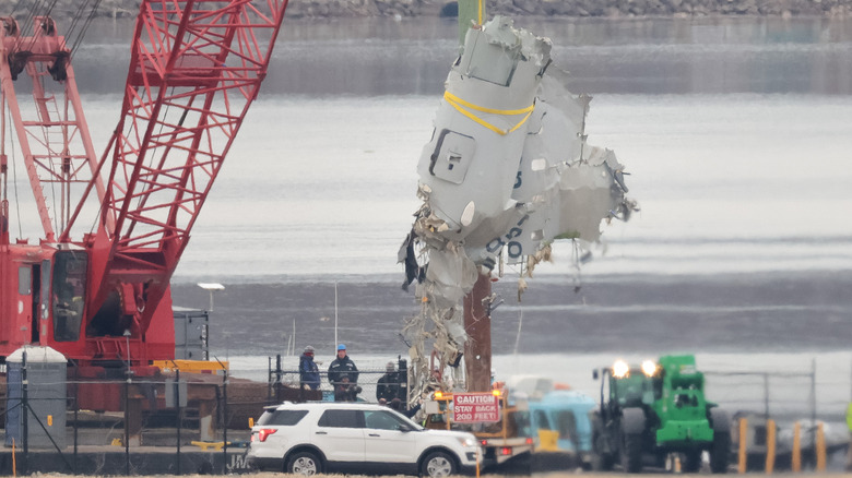 pieces of flight 5342 are recovered from the Potomac