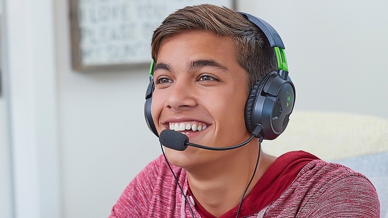 Gamer wearing Turtle Beach Recon 50