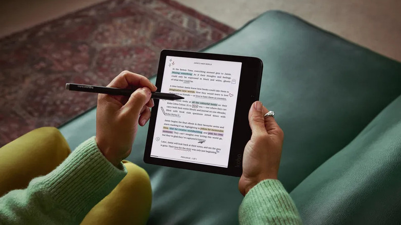 A person using a stylus to make notes in an e-book on the Kobo Libra Colour e-reader