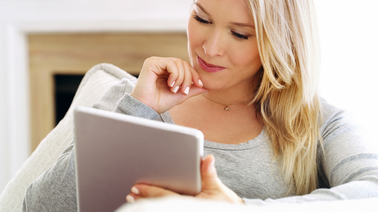 Woman holding an e-reading device