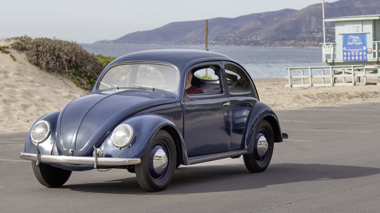 Original Volkswagen Beetle dynamic image front 3/4 view