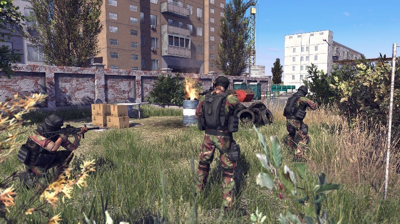 Soldater närmar sig en förstörd byggnad
