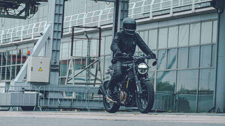 Rider on a Svartpilen 401