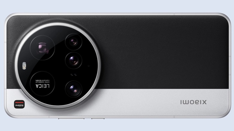 Xiaomi 15 Ultra in silver black.