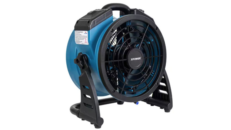 XPower FM-65WB Misting Fan and Air Circulator on display