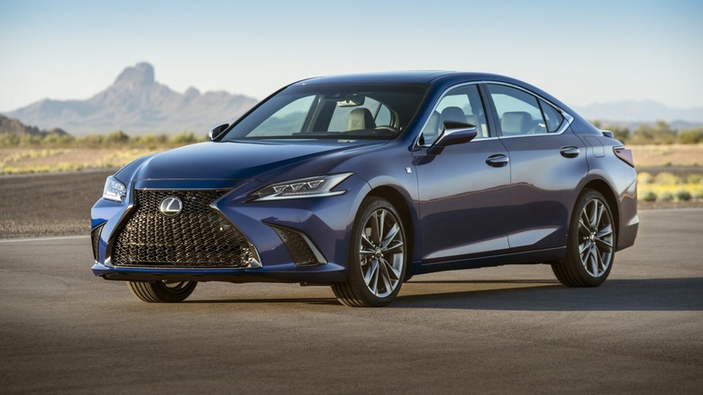 2021 Lexus ES front 3/4