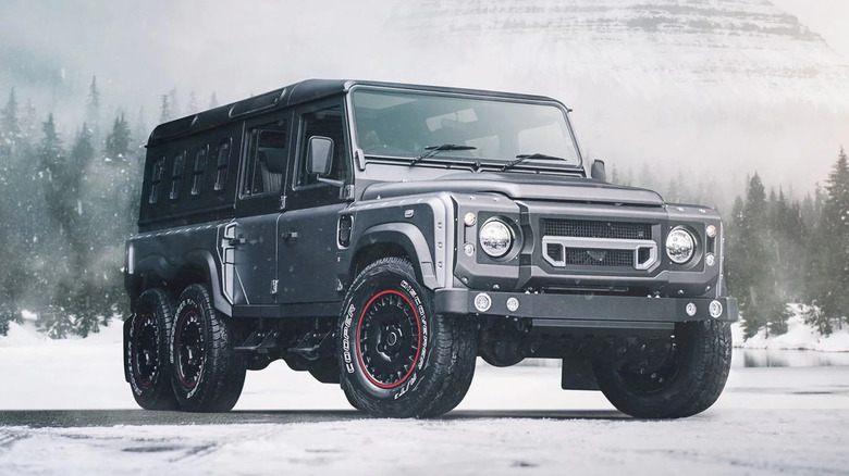 Kahn Design Flying Huntsman in snow
