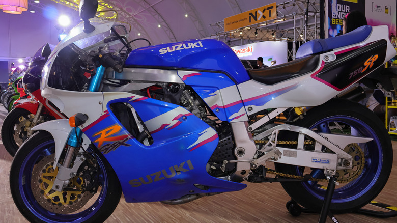 Profile of classic GSX-R750 on wheel stand at show