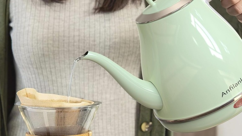 woman pouring water from Anfilank Electric Kettle