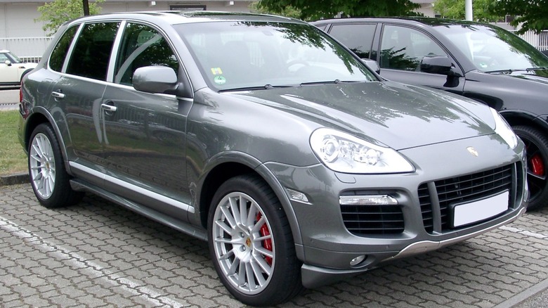 Gray first-generation Porsche Cayenne seen from right front