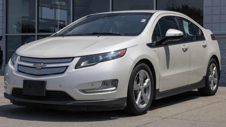 Chevrolet Volt white