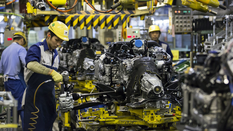 Assembling Subaru engines in plant