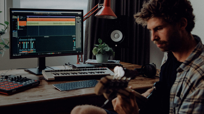 bassist using Cubase LE